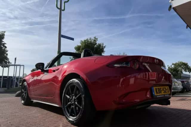 Mazda MX-5 (2017) thumbnail 3