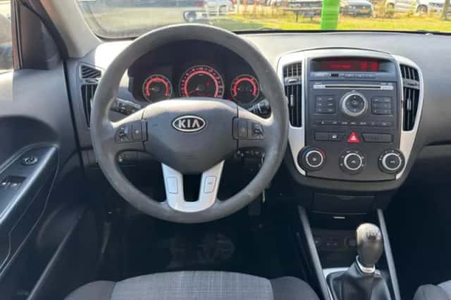 Kia Cee'd (2010) thumbnail 2
