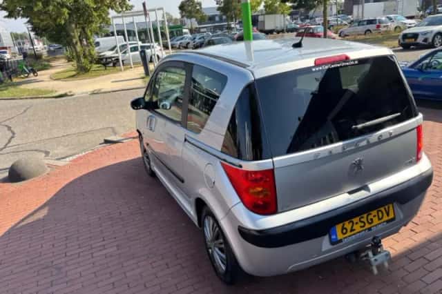 Peugeot 1007 (2006) thumbnail 3