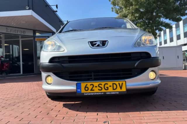 Peugeot 1007 (2006) thumbnail 6