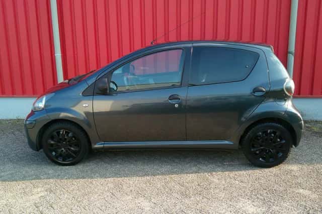 Toyota Aygo (2011) thumbnail 2