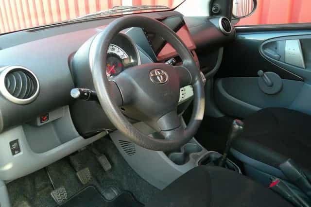 Toyota Aygo (2011) thumbnail 3