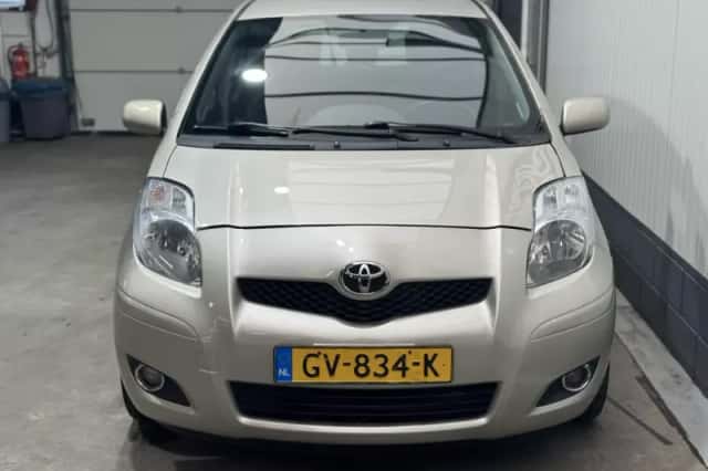 Toyota Yaris (2011) thumbnail 2