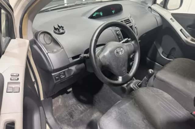 Toyota Yaris (2011) thumbnail 11