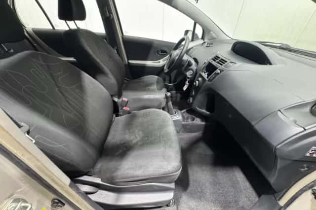 Toyota Yaris (2011) thumbnail 12