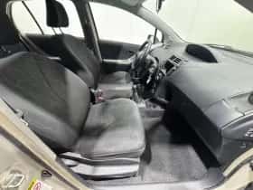Toyota Yaris thumbnail 12