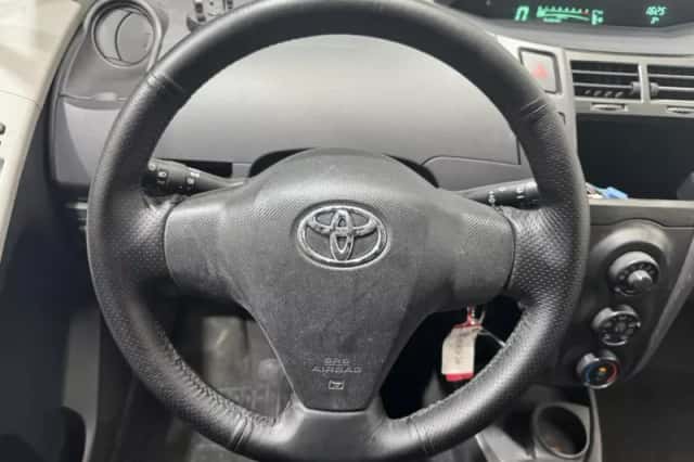 Toyota Yaris (2011) thumbnail 14