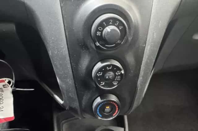 Toyota Yaris (2011) thumbnail 15