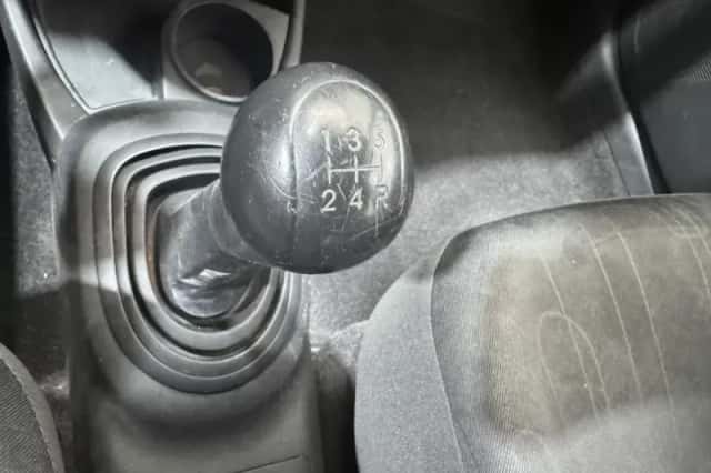 Toyota Yaris (2011) thumbnail 16