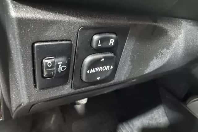Toyota Yaris (2011) thumbnail 18