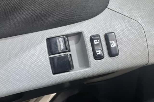 Toyota Yaris (2011) thumbnail 19