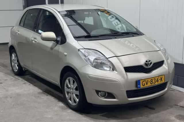 Toyota Yaris (2011) thumbnail 3