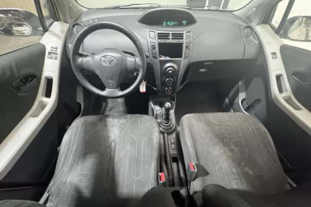 Toyota Yaris (2011) thumbnail 10