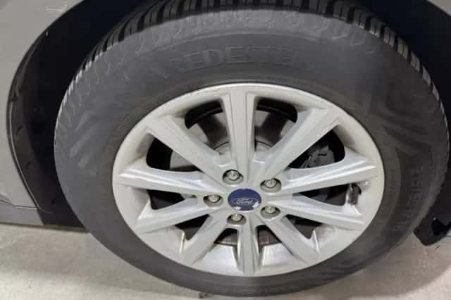 Ford C-Max (2015) thumbnail 26