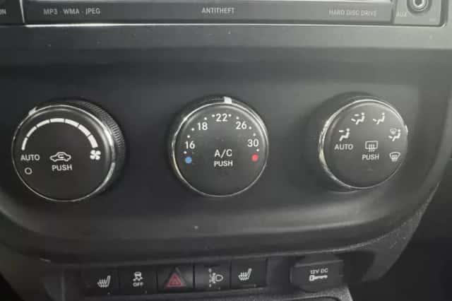 Jeep Compass (2012) thumbnail 16
