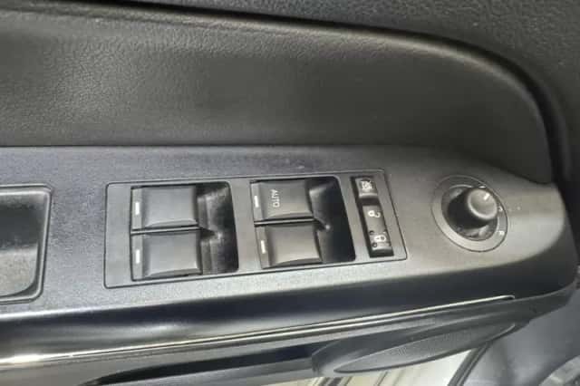 Jeep Compass (2012) thumbnail 23