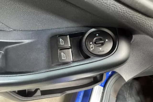 Ford Fiesta (2016) thumbnail 22