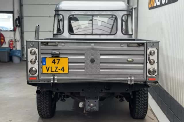 Land Rover Defender (2008) thumbnail 6