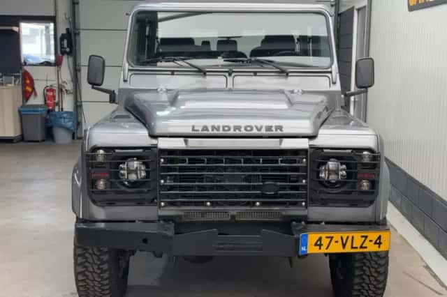 Land Rover Defender (2008) thumbnail 2