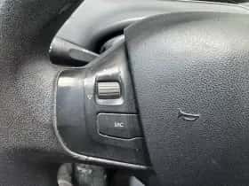 Peugeot 208 (2013) thumbnail 17