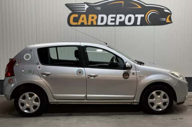 Dacia Sandero (2009) thumbnail 4
