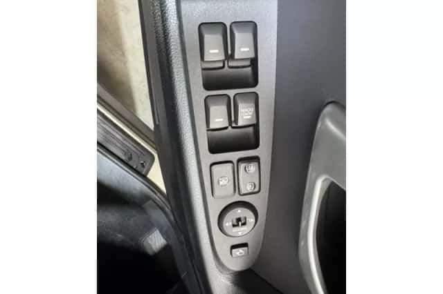 Kia Sportage (2010) thumbnail 16