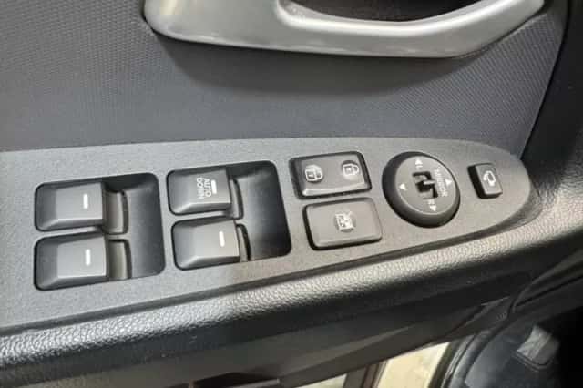 Kia Sportage (2010) thumbnail 23