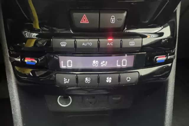 Peugeot 208 (2012) thumbnail 20