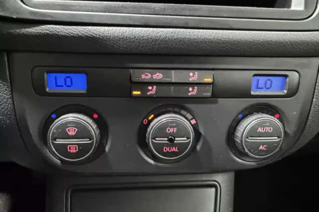 Volkswagen Golf (2008) thumbnail 15