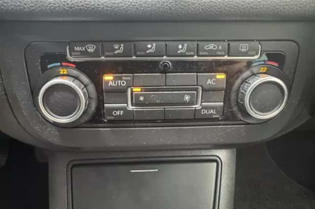 Volkswagen Tiguan (2011) thumbnail 16