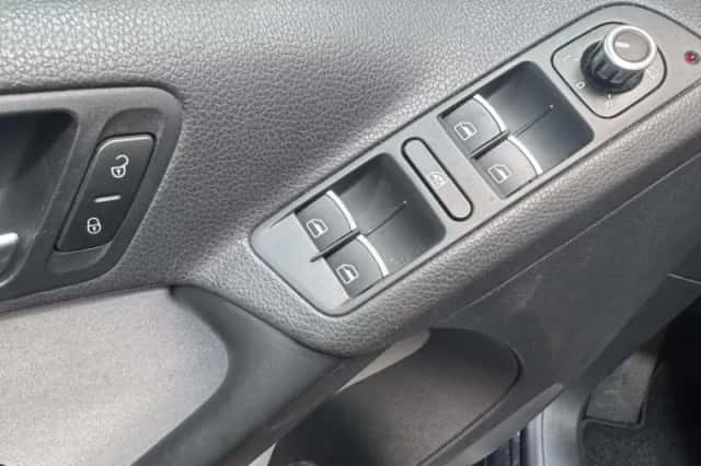 Volkswagen Tiguan (2011) thumbnail 24