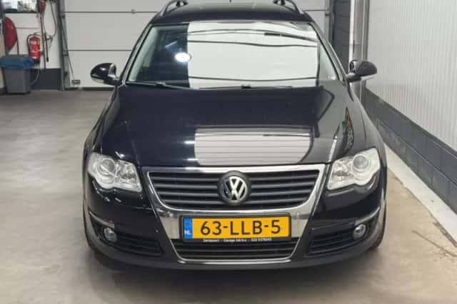 Volkswagen Passat (2010) thumbnail 2