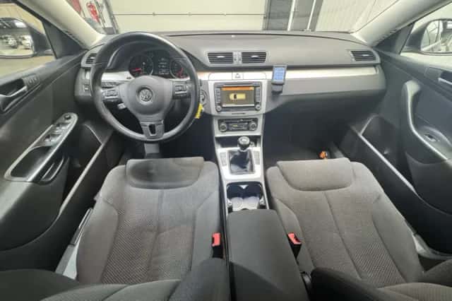 Volkswagen Passat (2010) thumbnail 11