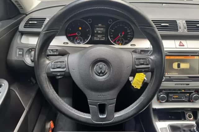 Volkswagen Passat (2010) thumbnail 12