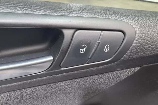 Volkswagen Passat (2010) thumbnail 25