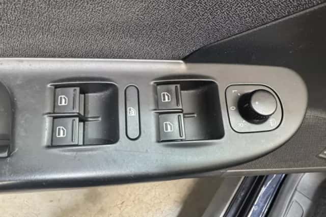 Volkswagen Passat (2010) thumbnail 26