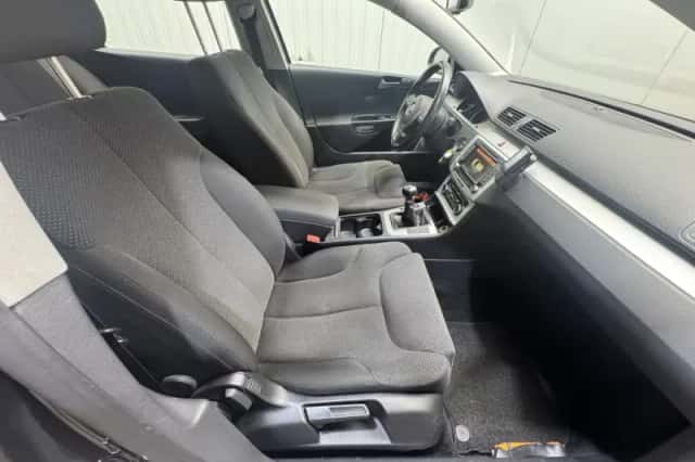 Volkswagen Passat (2010) thumbnail 29