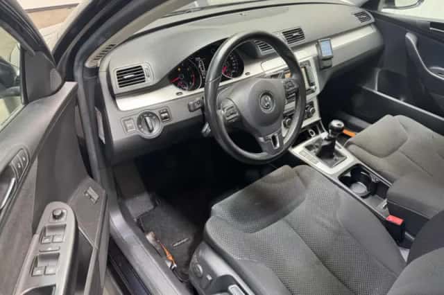 Volkswagen Passat (2010) thumbnail 10