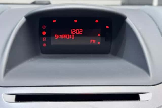 Ford Fiesta (2011) thumbnail 16