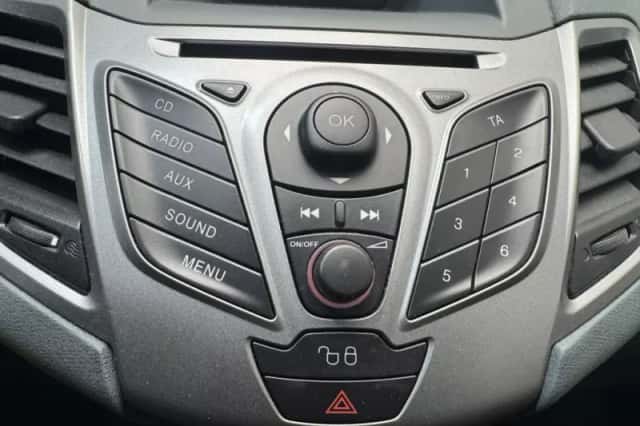 Ford Fiesta (2011) thumbnail 17