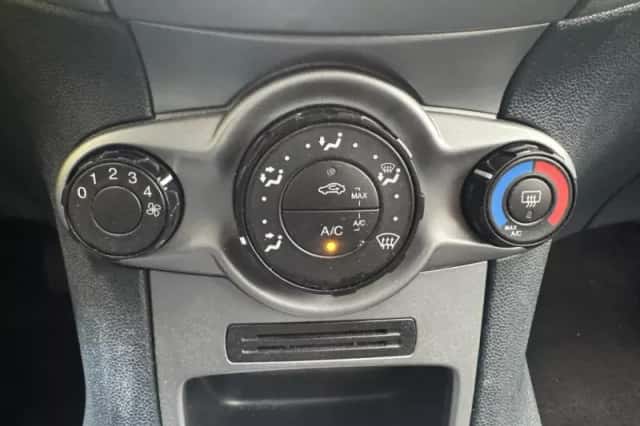 Ford Fiesta (2011) thumbnail 18