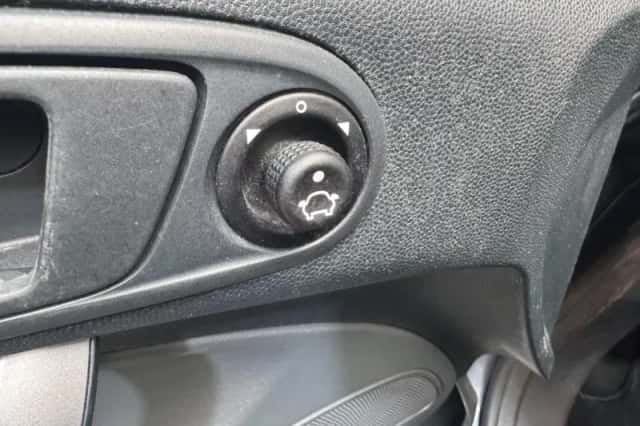 Ford Fiesta (2011) thumbnail 22