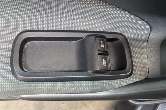 Ford Fiesta (2011) thumbnail 23