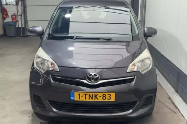 Toyota Verso-S (2012) thumbnail 2