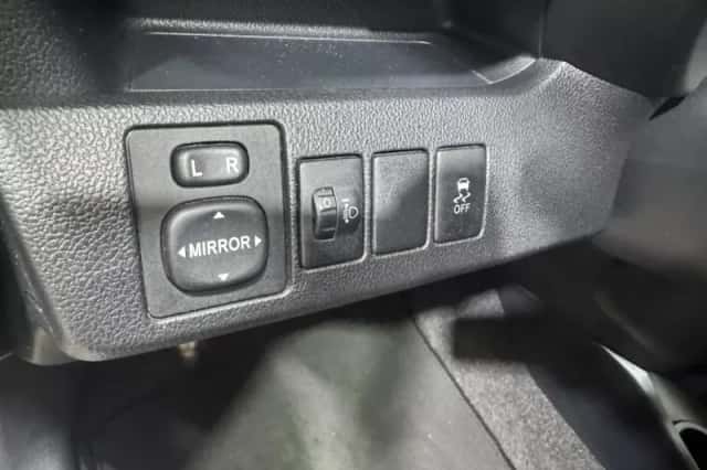 Toyota Verso-S (2012) thumbnail 19