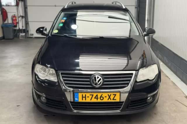 Volkswagen Passat (2009) thumbnail 2
