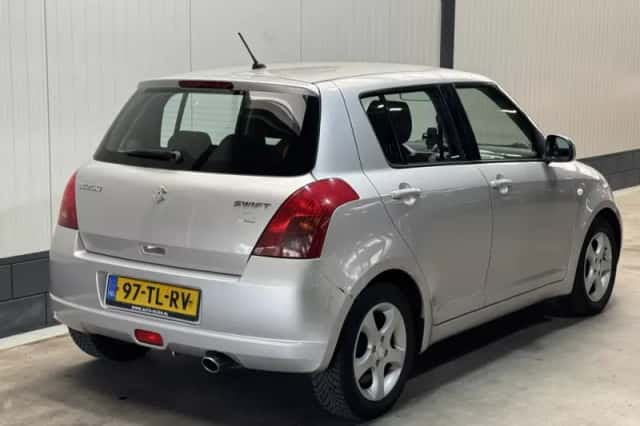 Suzuki Swift (2006) thumbnail 5