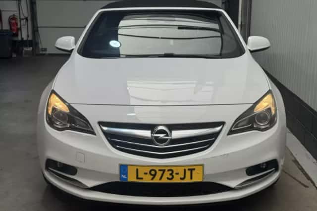 Opel Cascada (2013) thumbnail 3