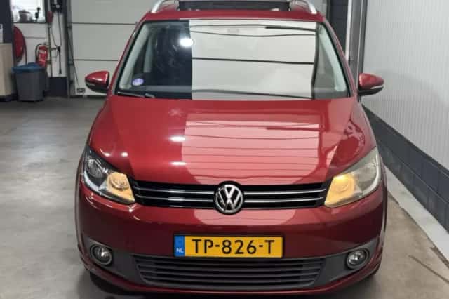 Volkswagen Touran (2011) thumbnail 2