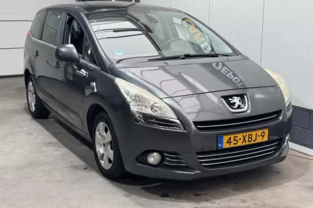 Peugeot 5008 (2012) thumbnail 3
